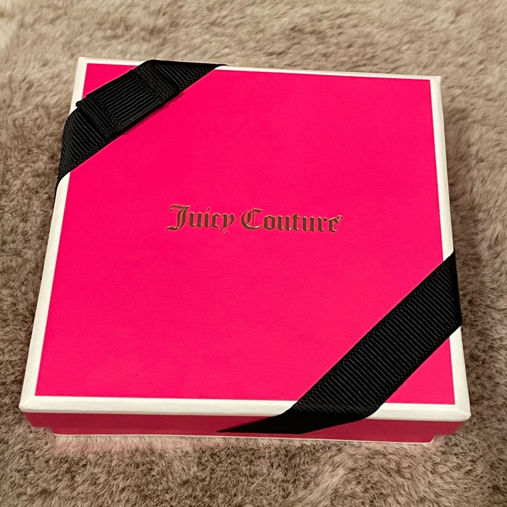 Adorable Juicy Couture Robot Necklace - Picture 2 of 10